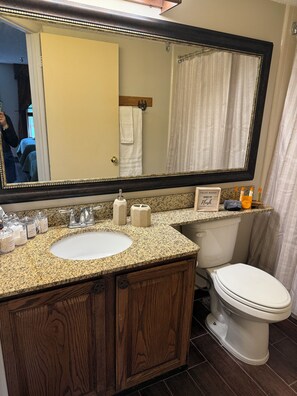 Hair dryer, towels, soap, shampoo - Ideal Condo in River Ranch • Across from the water park and near the rodeo (River Ranch)