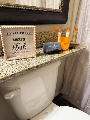 Hair dryer, towels, soap, shampoo - Ideal Condo in River Ranch • Across from the water park and near the rodeo (River Ranch)