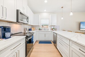 Frigorífic, microones, forn i placa de cuina 