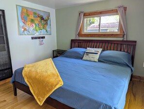 1 bedroom, free WiFi, bed sheets - Cozy Haven - Little Lakefront Home (Little Lake)