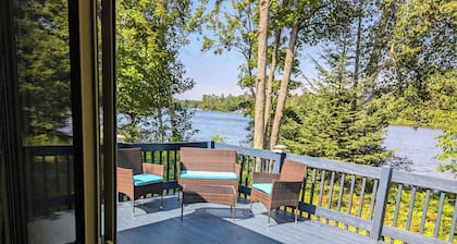 Cozy Haven - Little Lakefront Home