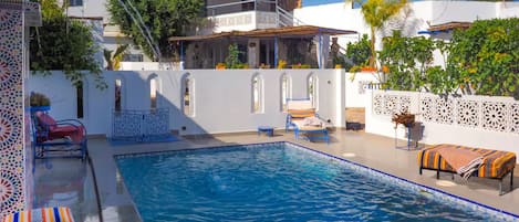 3 piscines extérieures