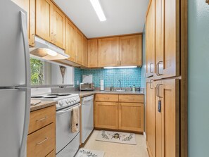 Fridge, microwave, oven, stovetop - Beautifully updated- level entry- 3 bedroom condo (Sugar Mountain)