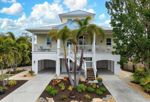 Beautiful North End Canal Home, Pool, Kayaks, Dock, close to beach, beach gear