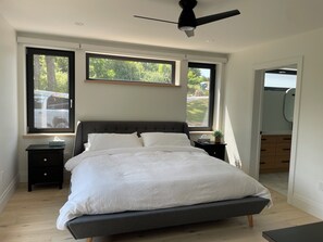 4 室のベッドルーム、デスク、WiFi (無料)、ベッドシーツ