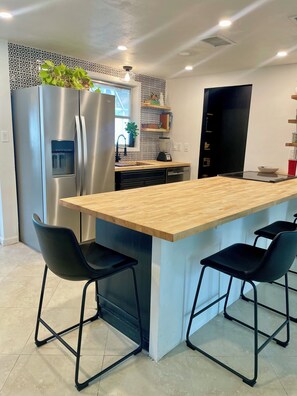 Refrigerador, microondas, horno, placa de cocina