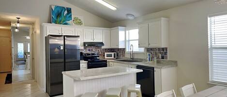 ثلاجة، ميكروويف، فرن، موقد طهي مسطح