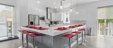 Frigorífico, microondas, placa de cocina y lavavajillas