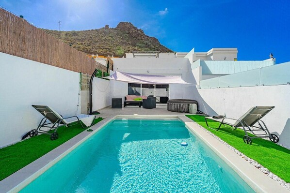 Een verwarmd zwembad