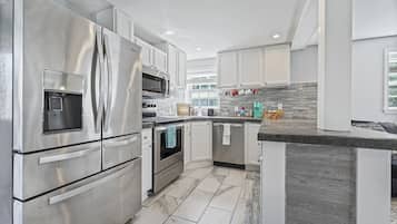 冷蔵庫、電子レンジ、オーブン、コンロ