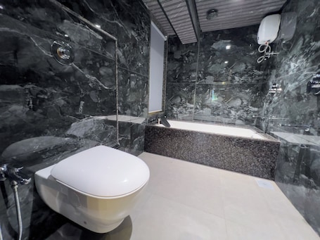 Executive Double Room | Bathroom | Free toiletries. Hotel Ratna Paradise