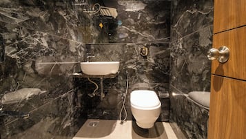 Deluxe Double Room | Bathroom | Free toiletries