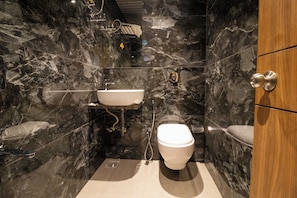 Deluxe Double Room | Bathroom