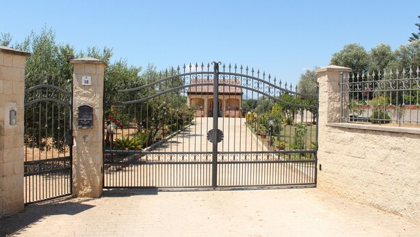 A gated entrance with a clear pathway leading to a building. - RIVER VIEW CHARMING VILLA IN AMAZING ALGHERO WITH AC (Alghero(SS))