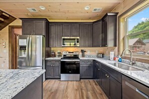 Fridge, microwave, oven, stovetop - Misty Valley: New! 5 Min to Pigeon Forge*Hot Tub*Fireplace*Games (Pigeon Forge)