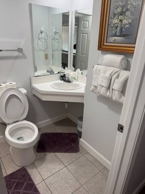 Hair dryer, towels - Evergreen Escape: New! *Walk to Gatlinburg!* 2BR w/Balcony*Comm Pool (Gatlinburg)