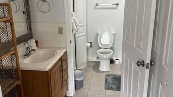 Sèche-cheveux, serviettes fournies