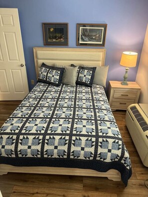 2 soverom, skrivebord, strykejern/-brett og wi-fi (inkludert)