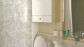 Douche, sèche-cheveux, papier toilette