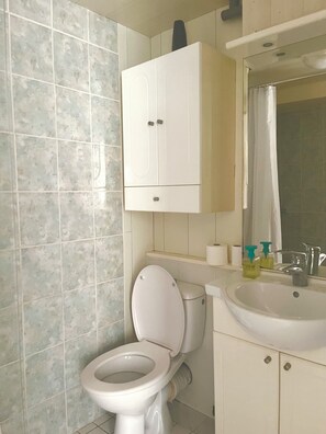 Een douche, een haardroger, toiletpapier