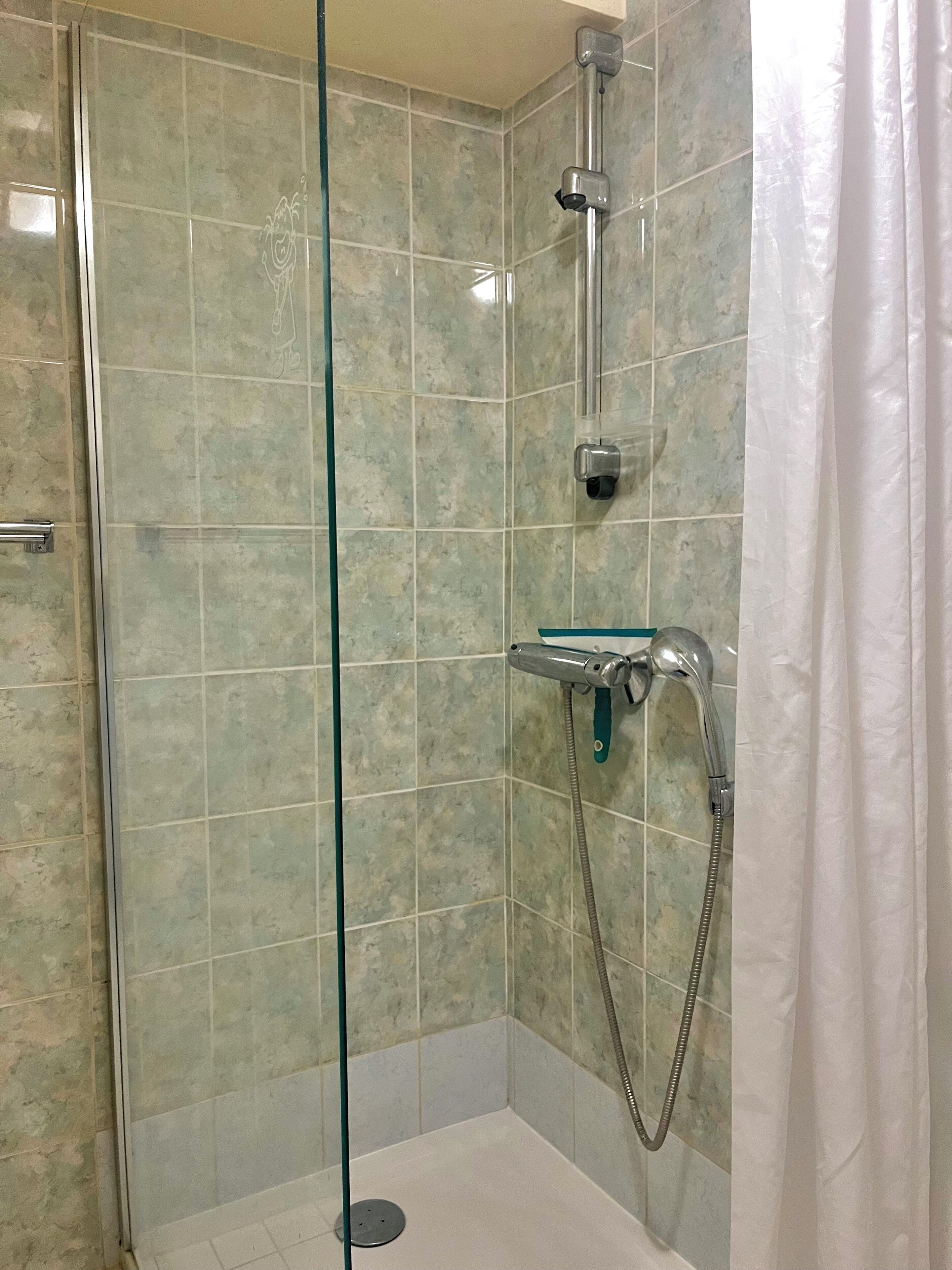 Douche, sèche-cheveux, papier toilette