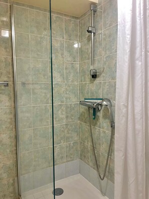 Dusche, Haartrockner, Toilettenpapier