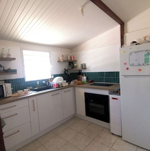 Refrigerador, microondas, placa de cocina, cafetera/tetera