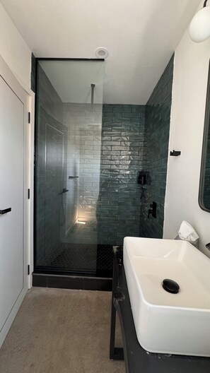 Dusche, Haartrockner, Handtücher, Seife