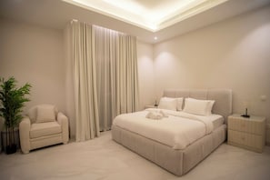 5 bedrooms, iron/ironing board, WiFi, bed sheets