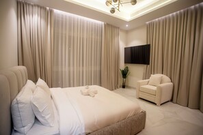 5 bedrooms, iron/ironing board, WiFi, bed sheets