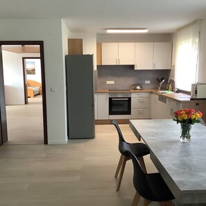 Een microgolfoven, een oven, een kookplaat, een vaatwasser