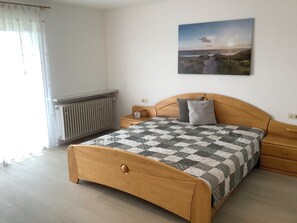 2 soverom, strykejern/-brett, reiseseng for barn og wi-fi