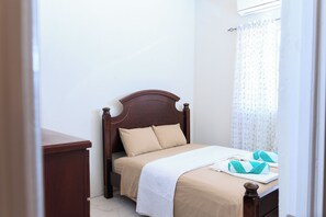 4 habitaciones, tabla de planchar con plancha, wifi y ropa de cama