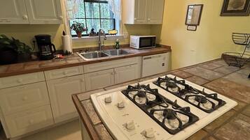 Réfrigérateur, micro-ondes, plaque de cuisson, lave-vaisselle