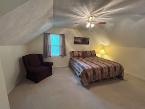 2 bedrooms, desk, travel cot, free WiFi
