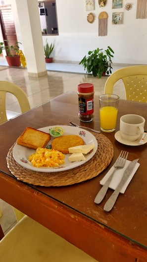 Daily continental breakfast (COP 18000 per person)