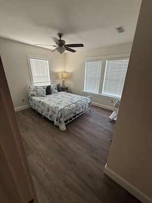 3 bedrooms, internet, bed sheets