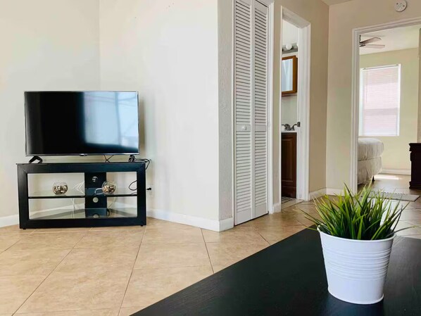 Interior - Super cozy 1 Brm Apartment on the Hollywood Beach Boardwalk. Walk to the Beach! (Hollywood)