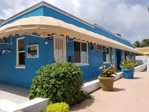 Exterior - Super cozy 1 Brm Apartment on the Hollywood Beach Boardwalk. Walk to the Beach! (Hollywood)