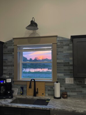 Four à micro-ondes, un four, surface de cuisson, lave-vaisselle