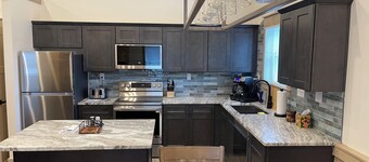 “The” Lodge of Adams County is a Charming 2-bedroom house in Blue Creek with AC