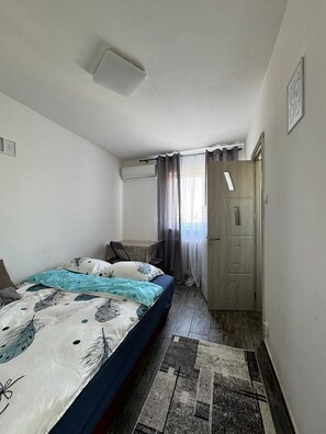 5 bedrooms, bed sheets