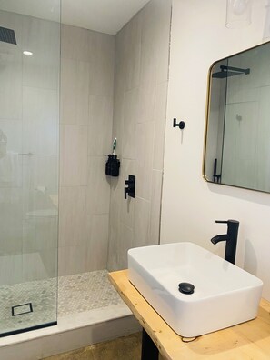Shower, hair dryer, towels, soap - Serene cabin 3 with AC in charming Paradise valley with stunning views (Livingston)