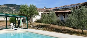 Beautiful single-storey villa with swimming pool, in a quiet location on the edge of the village