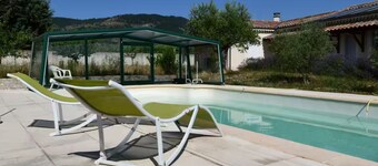 Beautiful single-storey villa with swimming pool, in a quiet location on the edge of the village