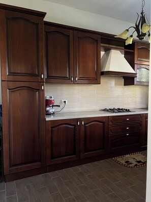 Micro-ondes, four, plaque de cuisson, lave-vaisselle