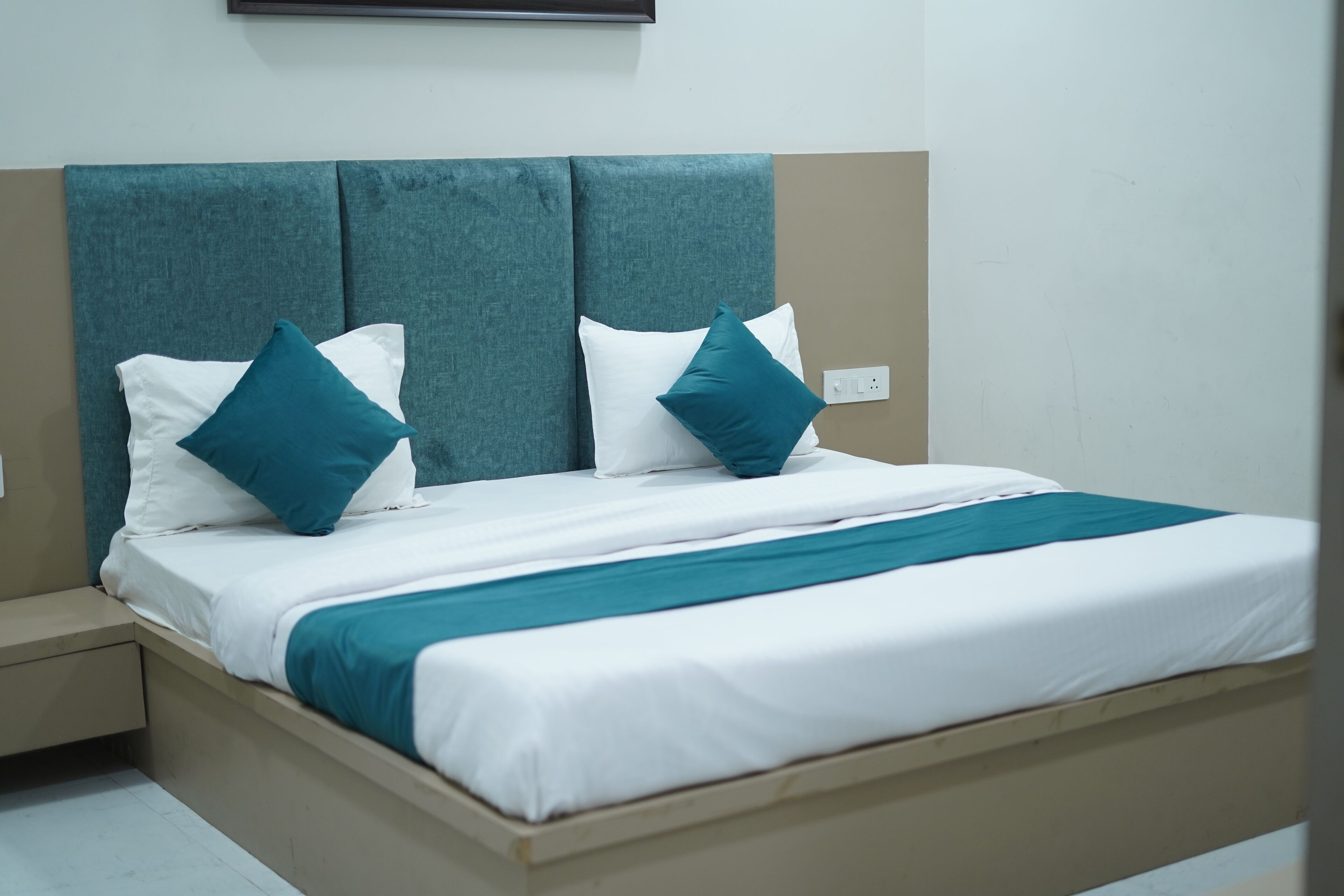 Deluxe Room, 1 Bedroom, Non Smoking, City View | Laptop workspace, iron/ironing board, free WiFi, bed sheets