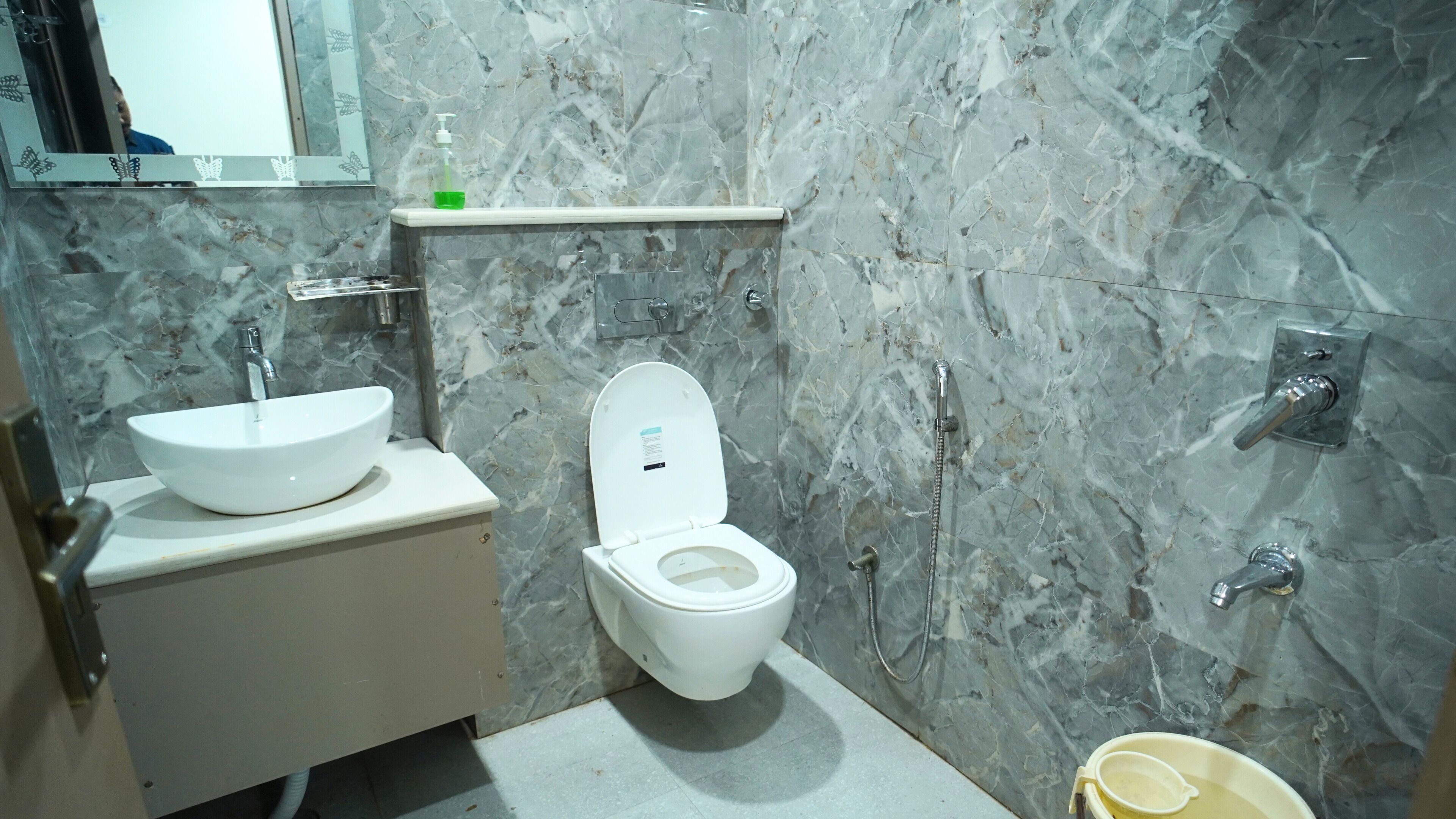 Ein Badezimmer mit Waschbecken, Toilette und Dusche.