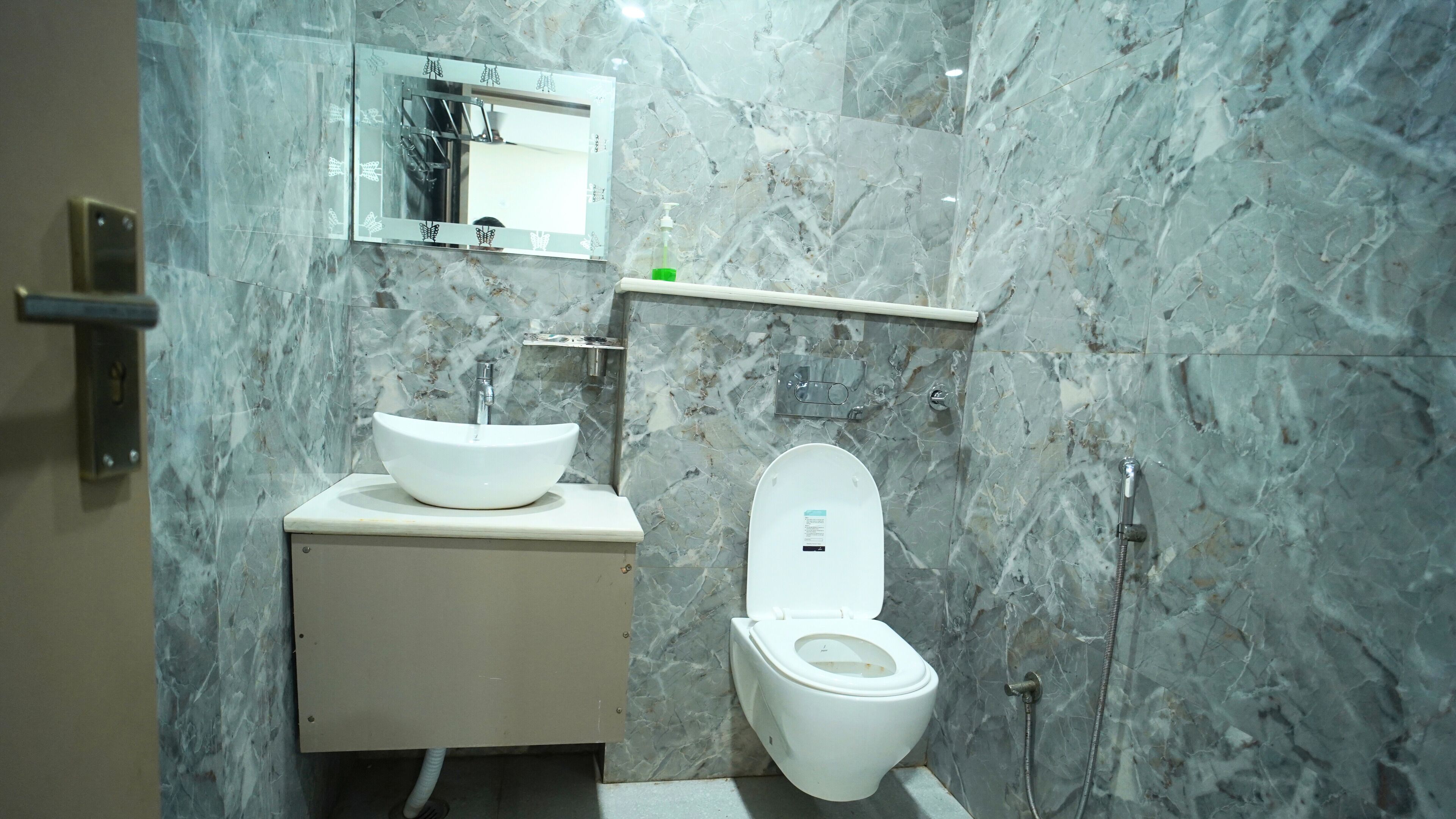 Een douche, een regendouche, gratis toiletartikelen, pantoffels