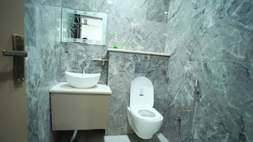 Een douche, een regendouche, gratis toiletartikelen, pantoffels